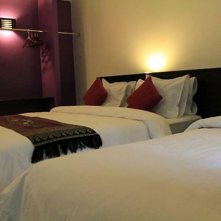 Sri Chumphon Hotel Екстер'єр фото
