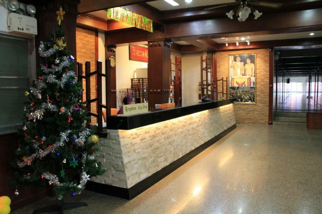 Sri Chumphon Hotel Екстер'єр фото