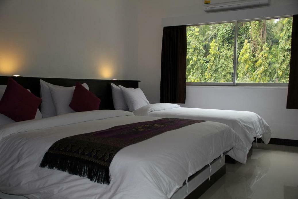 Sri Chumphon Hotel Екстер'єр фото