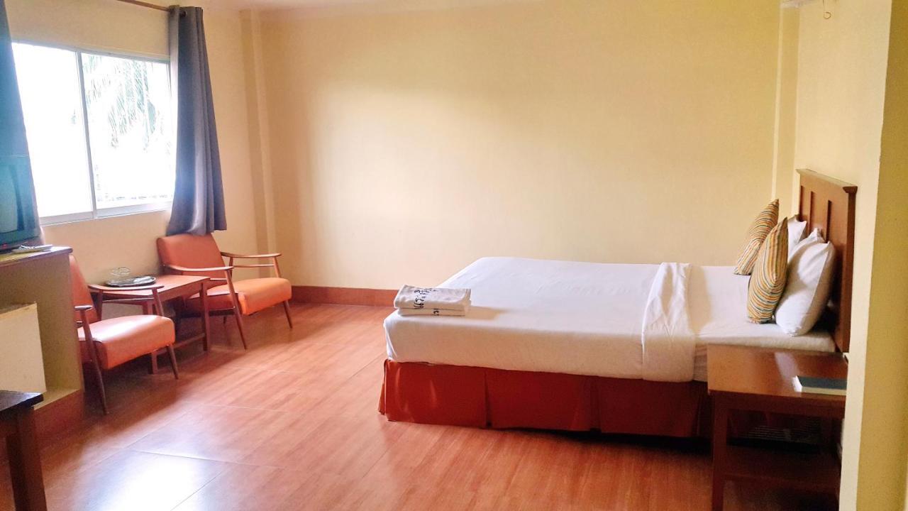 Sri Chumphon Hotel Екстер'єр фото